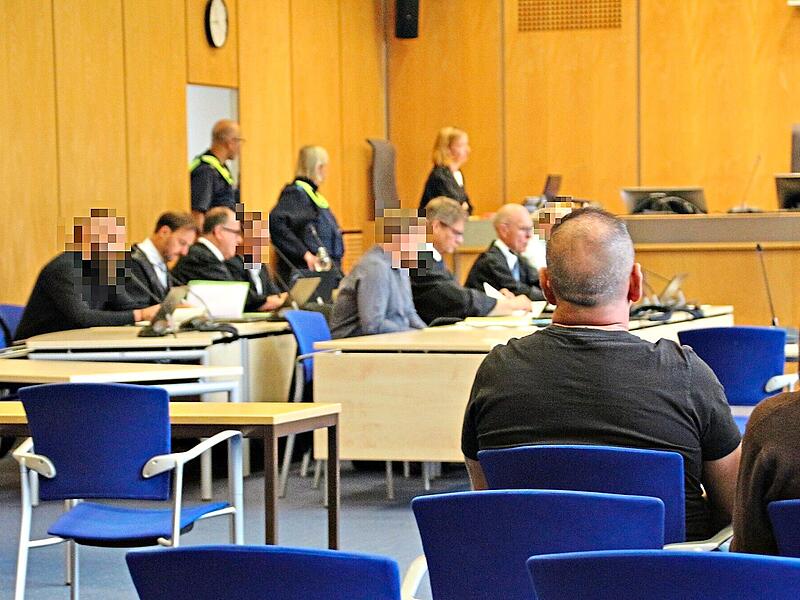 Vier der Angeklagten sitzen links. Der fünfte Angeklagte sitzt rechts.Julia Scholl Vier der Angeklagten sitzen links. Der fünfte Angeklagte sitzt rechts.Julia Scholl