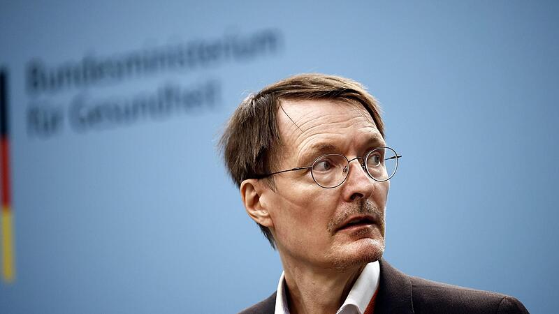 Bundesminister Karl Lauterbach (SPD) steht in j&uuml;ngster Zeit h&auml;ufig in der Kritik. Im Umfeld der Bundesregierung gibt es bereits  Spekulationen, dass der als sperriger Eigenbr&ouml;tler geltende Mediziner bald ersetzt werden k&ouml;nnte.