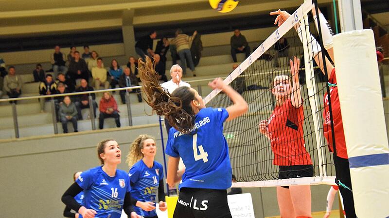 Lara Prokein (von links), Isabel Kn&ouml;ll-Burkert und Andrea Ferrari sind im Duell gegen den TV Planegg Krailling II hochkonzentriert, k&ouml;nnen die 0:3-Niederlage aber auch nicht verhindern.