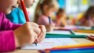 An Bayerns Grundschulen muss es in Zukunft in den Klassen drei und vier K&uuml;rzungen im Bereich Kunst, Musik und Werken oder beim Englischunterricht geben. Das sorgt f&uuml;r Kritik.