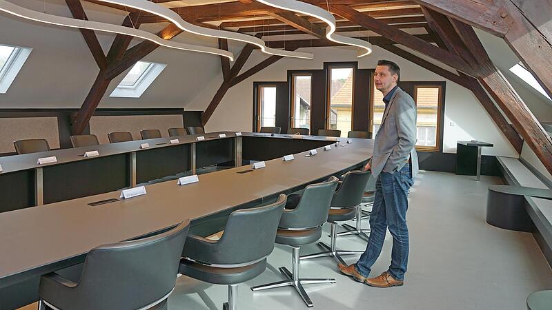 Der neue Sitzungssaal im Dachgeschoss ist laut B&uuml;rgermeister Tobias Roppelt eines der Highlights des Rathauses.