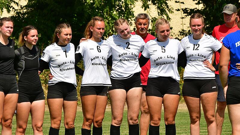 Nach der 1:3-Niederlage gegen Ötisheim stellen sich die Damen des TSV Staffelstein zum Gruß und verabschieden sich aus der 1. Bundesliga.