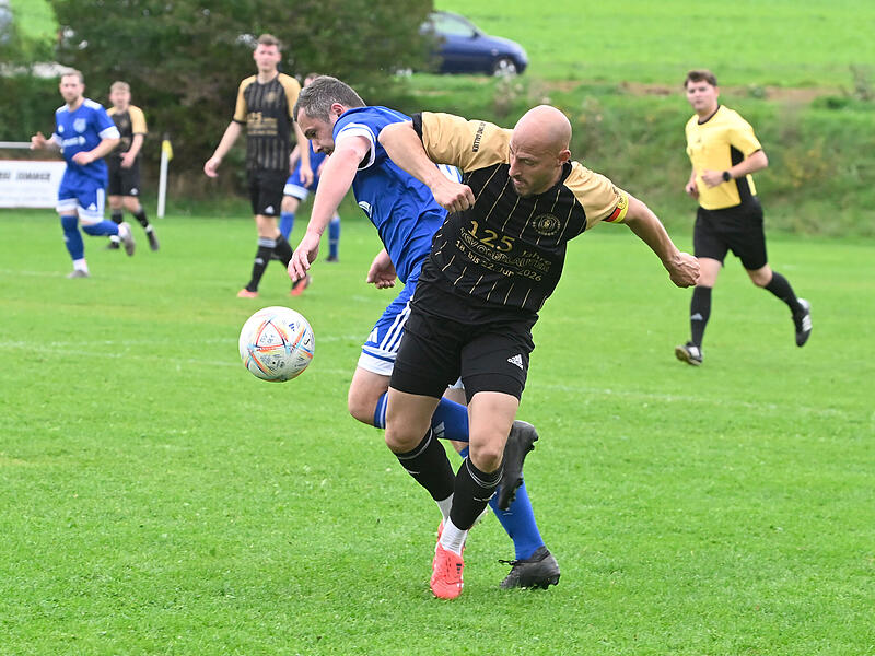 Kevin Treubel (schwarzes Trikot) und der TSV Oberlauter mussten sich dem SV Großgarnstadt mit 1:3 geschlagen geben.