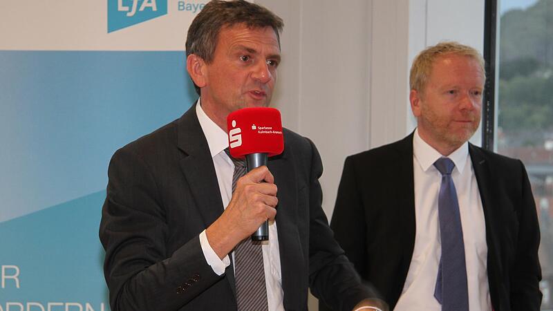 Johannes Siwik von der Abteilung Fördergeschäft der Bayerischen Landesbank (links)  und Rüdiger Laß, Leiter des Förderstützpunktes der LfA Förderbank Bayern, informierten die Geschäftskunden der Sparkasse über Fördermöglichkeiten.