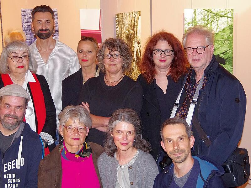 Unser Bild zeigt die teilnehmenden Künstlerinnen und Künstler (hinten, von links): Silvia Pfister-Stanjek, Christian Horras, Romana Kochanowski, Heidi Lauter, Katja Then, Konrad Winter und (vorne, von links) Stephan Mundi, Eva Feichtinger, Ulrike ...