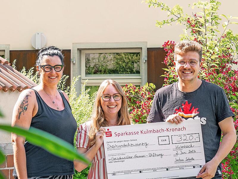 Joshua Sobotta &uuml;berreichte 320 Euro aus freiwilligen Spenden f&uuml;r sein Siegerbier an die Geschwister-Gummi-Stiftung. Die Spende nahmen Kristin Schr&ouml;der, Fachbereichsleitung Unternehmenskommunikation und Josefin B&ouml;hner, Mitarbeiterin der Wohngruppe ...