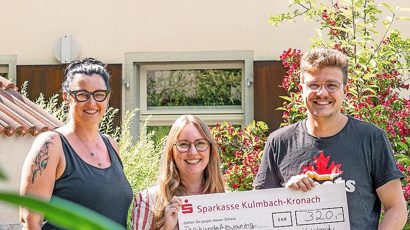 Joshua Sobotta überreichte 320 Euro aus freiwilligen Spenden für sein Siegerbier an die Geschwister-Gummi-Stiftung. Die Spende nahmen Kristin Schröder, Fachbereichsleitung Unternehmenskommunikation und Josefin Böhner, Mitarbeiterin der Wohngruppe ... Joshua Sobotta überreichte 320 Euro aus freiwilligen Spenden für sein Siegerbier an die Geschwister-Gummi-Stiftung. Die Spende nahmen Kristin Schröder, Fachbereichsleitung Unternehmenskommunikation und Josefin Böhner, Mitarbeiterin der Wohngruppe ...