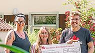 Joshua Sobotta &uuml;berreichte 320 Euro aus freiwilligen Spenden f&uuml;r sein Siegerbier an die Geschwister-Gummi-Stiftung. Die Spende nahmen Kristin Schr&ouml;der, Fachbereichsleitung Unternehmenskommunikation und Josefin B&ouml;hner, Mitarbeiterin der Wohngruppe ...