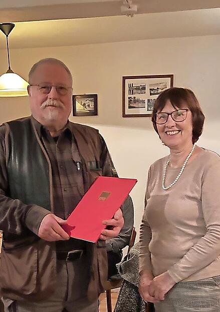 Gerald Geier hat für seinen Einsatz im SPD-Ortsverein Hammelburg die Ehrenurkunde und die Anstecknadel in Gold erhalten. Das Bild zeigt ihn mit der Vorsitzenden Ursula Wiegel.