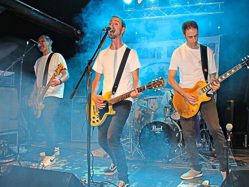 Die Gruppe &bdquo;The Riot Robots&ldquo; mit (von links) Martin Hiksch, Markus Wachter, Pascal Krybus (verdeckt) und Markus Beranek feierten eine gelungene Record-Release-Party. Stephan St&ouml;ckel