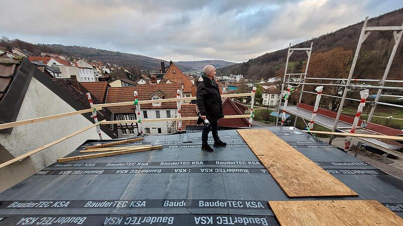 Von seiner k&uuml;nftigen Terrasse genie&szlig;t Pastovic einen tollen Blick &uuml;ber Stadt und Rh&ouml;n. Ein Grund, warum er sich gerade dort wohlf&uuml;hlt.