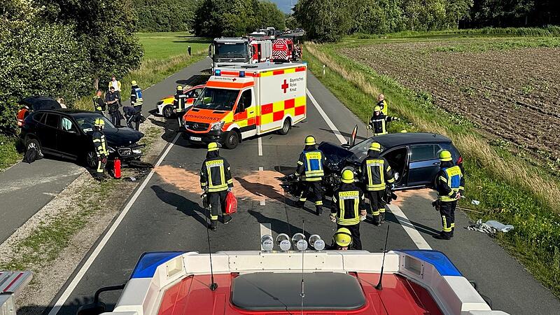 Ein Aufgebot an Einsatzkr&auml;ften sorgte daf&uuml;r, dass die Stra&szlig;e nach dem Einsatz wieder befahren werden konnte.