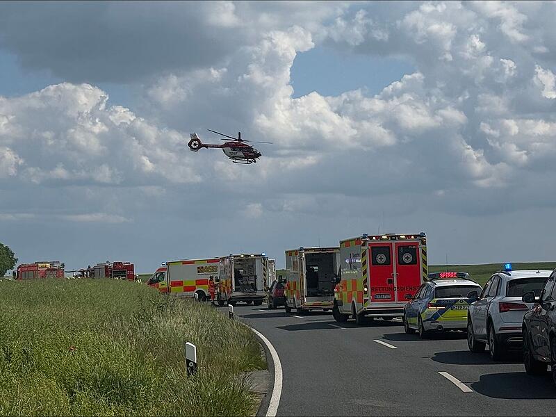 Drei Rettungshubschrauber und zahlreiche Rettungskräfte waren am Sonntag bis in den Abend hinein im Einsatz.