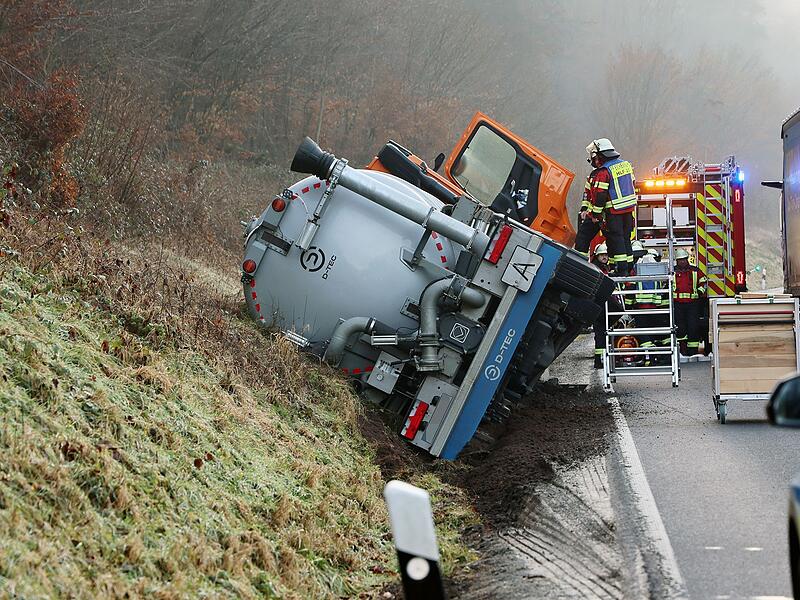 Laster voll Blutwasser kippt um