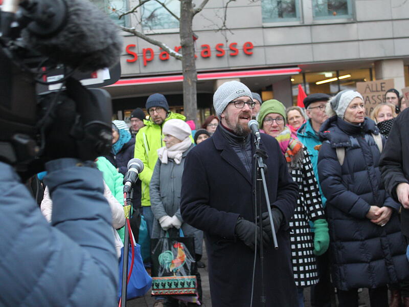 Bilder von der Demonstration gegen Rechtsextremismus in Erlangen mit 5000 Teilnehmern auf dem Hugenottenplatz.