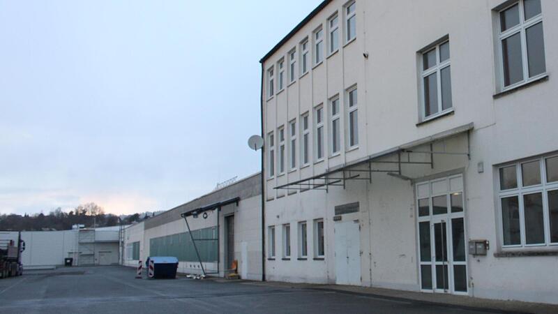 In der Burgkunstadter Bahnhofstraße hat der Landkreis diese Halle (Bereich Bildmitte) angemietet. Sie befindet sich direkt neben der ehemaligen Corona-Abstrichstelle. In der Burgkunstadter Bahnhofstraße hat der Landkreis diese Halle (Bereich Bildmitte) angemietet. Sie befindet sich direkt neben der ehemaligen Corona-Abstrichstelle.