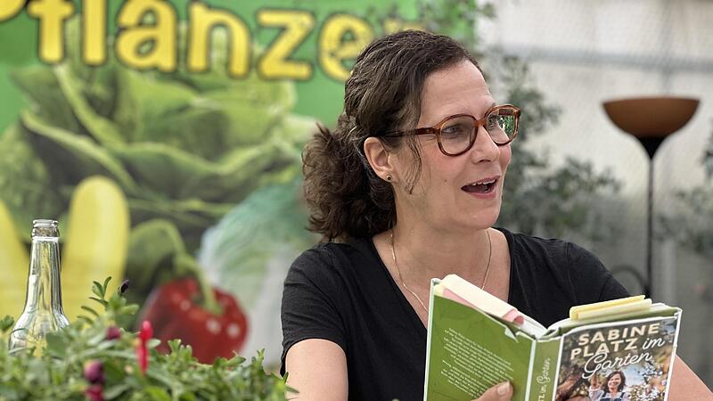 Die Berliner Autorin Sabine Platz las auf Einladung von kulturbunt Hammelburg im Gew&auml;chshaus aus ihrem Buch &bdquo;Sabine Platz im Garten&ldquo;.