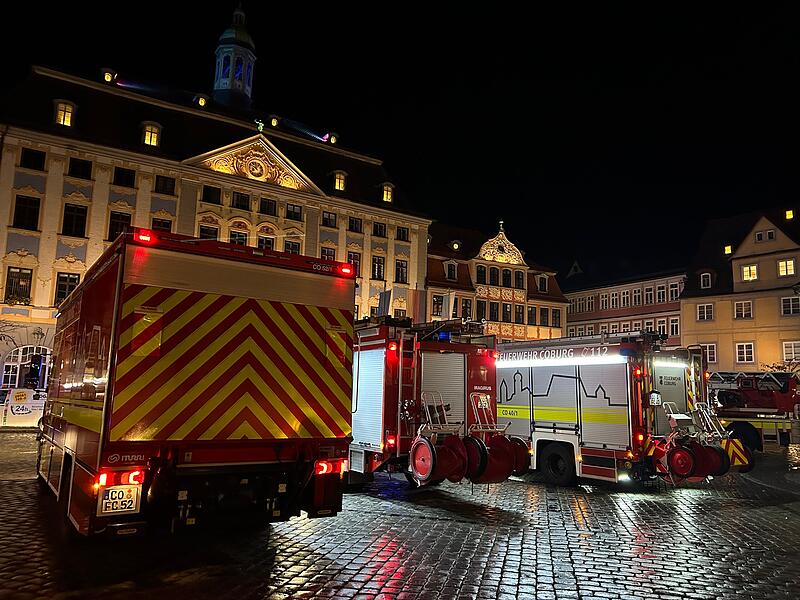 Mit mehreren Fahrzeugen eilte die Feuerwehr am Montagabend zum Coburger Marktplatz aus. Auch das BRK war vor Ort.