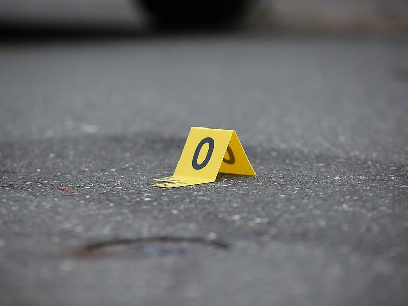 Familiendrama in Mittelfranken: Junge (17) tötet Schwester (14) und verletzt Mutter (41) schwer - Zeugen hörten Schreie und verständigten die Polizei - Tatverdächtiger bei Fahndungsmaßnahmen in Tatortnähe festgenommen - Umfangreiche Spurensicherungsmaßnahmen - Blutspuren am Fensterrahmen und zum Nachbarhaus führend - Hintergründe des Verbrechens noch unklar - Ermittlungsrichter soll am Samstag über Haftfrage entscheidenFamiliendrama in Weisendorf: Bilder zeigen die Ermittler vor Ort