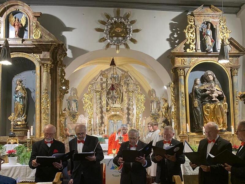 Die Männer des Wohnzimmerchores sangen die „Waldlermesse“ in St. Moritz.