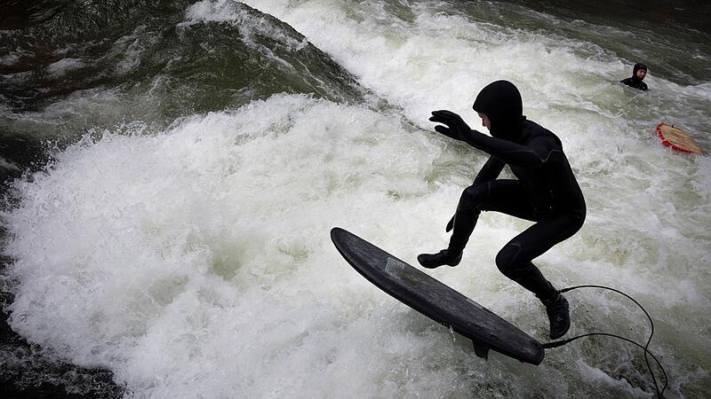 Surfer an der Eisbachwelle