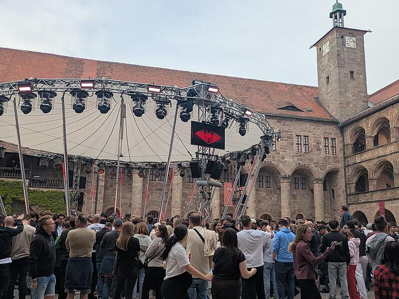 Der Eingang zum Sch&ouml;nen Hof auf der Plassenburg  ist seit 19 Uhr  ge&ouml;ffnet. In dem Areal steht auch die aus der Quiz-Show bekannte B&uuml;hne.