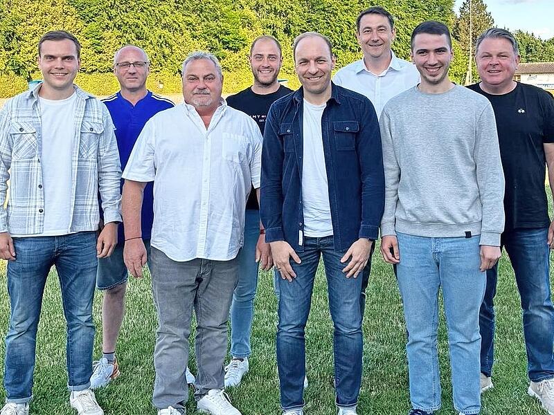 Unser Bild zeigt (von links) Carlos Schramm, Thomas Lobenwein, Raimund Schramm, Julian Brand, Roland Gro&szlig;, B&uuml;rgermeister Martin D&ouml;ring, Fabio Taig und J&ouml;rg Weber.