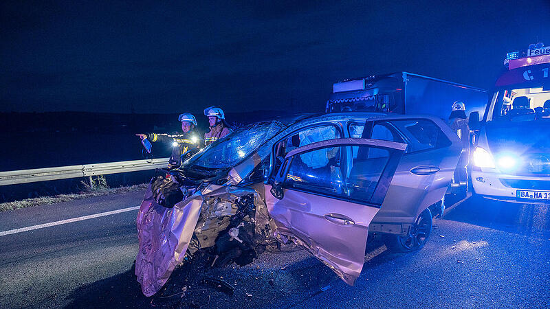 Geisterfahrer verursacht schweren Unfall auf der A70: Fahrschulauto beteiligt Geisterfahrer verursacht schweren Unfall auf der A70: Fahrschulauto beteiligt