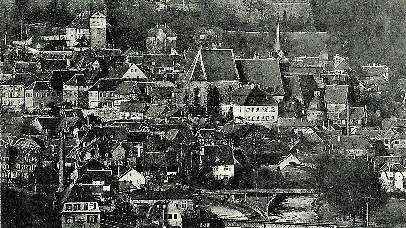 Blick auf Kronach mit der Eisenbahnverbindung nach Nordhalben. Im Vordergrund das Mineral&ouml;lwerk Voitl&auml;nder.