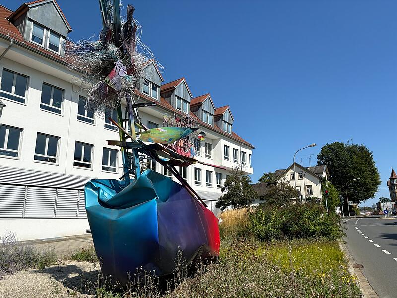 Aus Sicht eines Google-Rezensenten nur „Sperrmüll“: Das Kunstwerk „Talking to the Sky“ in der Forchheimer KlosterstraßeForchheim & Fränkische Schweiz Aus Sicht eines Google-Rezensenten nur „Sperrmüll“: Das Kunstwerk „Talking to the Sky“ in der Forchheimer Klosterstraße