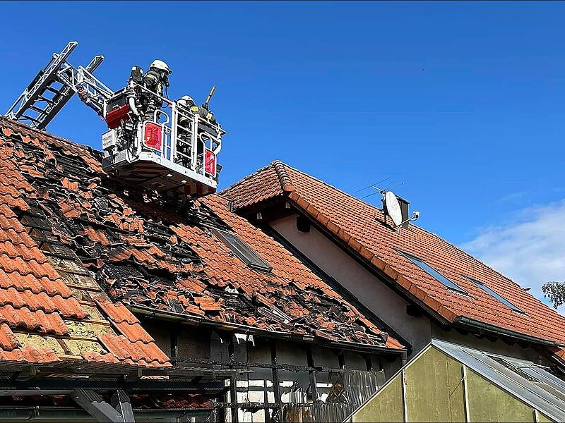 Die Feuerwehr H&ouml;chstadt unterst&uuml;tzte mit einer Drehleiter.