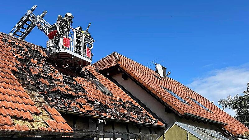 Die Feuerwehr H&ouml;chstadt unterst&uuml;tzte mit einer Drehleiter.