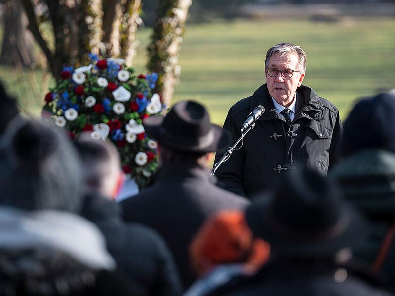 Kranzniederlegung f&uuml;r Opfer der Messerattacke im Park Sch&ouml;ntal
