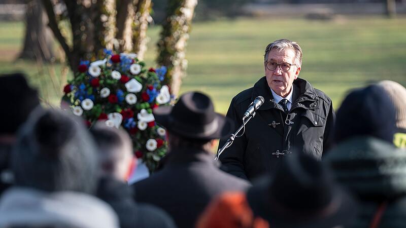 Kranzniederlegung f&uuml;r Opfer der Messerattacke im Park Sch&ouml;ntal