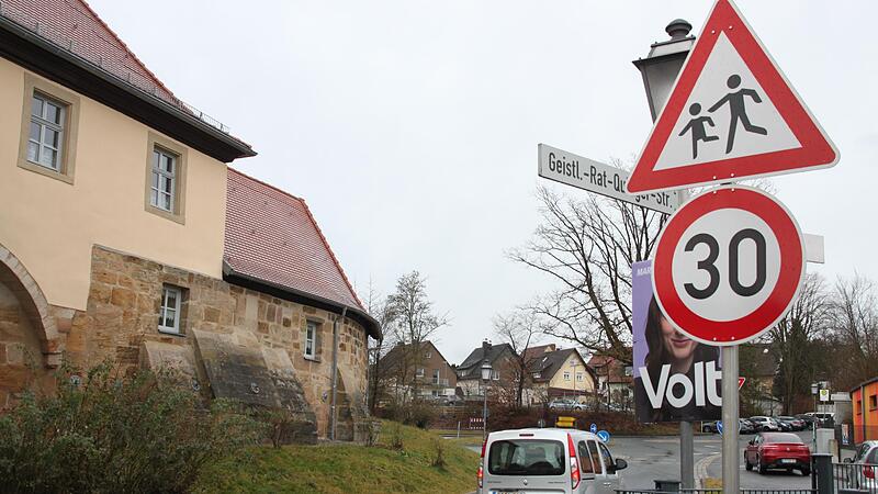 Zwischen Pfarrhaus und Grundschule gibt es bereits eine Tempo-30-Zone. Die Bündnisgrünen möchten sie ausdehnen und ernten dafür Zustimmung im Bauausschuss. Da es sich um eine Kreisstraße handelt, hat der Landkreis ein Wort mitzureden. Zwischen Pfarrhaus und Grundschule gibt es bereits eine Tempo-30-Zone. Die Bündnisgrünen möchten sie ausdehnen und ernten dafür Zustimmung im Bauausschuss. Da es sich um eine Kreisstraße handelt, hat der Landkreis ein Wort mitzureden.