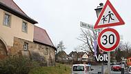 Zwischen Pfarrhaus und Grundschule gibt es bereits eine Tempo-30-Zone. Die Bündnisgrünen möchten sie ausdehnen und ernten dafür Zustimmung im Bauausschuss. Da es sich um eine Kreisstraße handelt, hat der Landkreis ein Wort mitzureden.