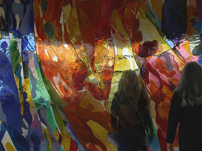 Theologe Georg Beirer sagt &uuml;ber das Kunstwerk: &bdquo;Am Anfang sehen wir uns selbst im Spiegel, dann spiegeln wir uns in den anderen, und dann wird der Spiegel so transparent, dass uns das Antlitz Gottes selbst entgegentritt, und uns Mensch und Sch&ouml;pfu...