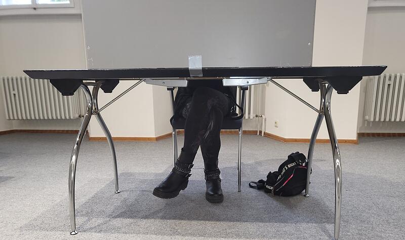 Landtagswahl 2023 Eine junge Frau wählt in Münnerstadt.