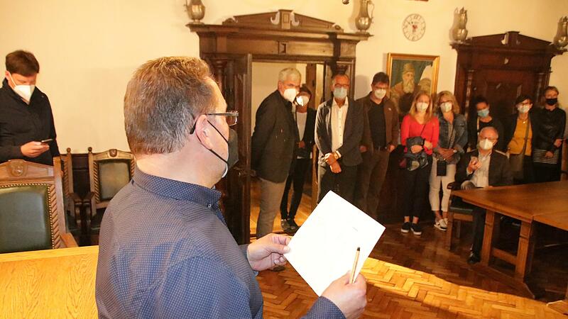 Spannung im Rathaussaal, wo die Ausz&auml;hlung der B&uuml;rgermeisterwahl verfolgt wurde.