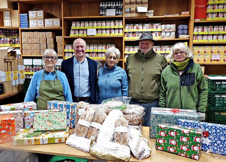 Wie Weihnachten: Unser Bild zeigt B&auml;ckermeister Michael Oppel (Zweiter von links) bei der &Uuml;bergabe der Christstollen mit den Ehrenamtlichen der Tafel (von links): Gerda J&uuml;ngling, Margarete Willinger, Winfried Weppert und Florentine Ansch&uuml;tz-Kestle...