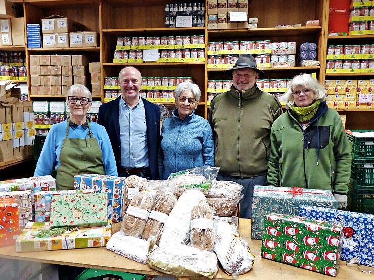 Wie Weihnachten: Unser Bild zeigt B&auml;ckermeister Michael Oppel (Zweiter von links) bei der &Uuml;bergabe der Christstollen mit den Ehrenamtlichen der Tafel (von links): Gerda J&uuml;ngling, Margarete Willinger, Winfried Weppert und Florentine Ansch&uuml;tz-Kestle...