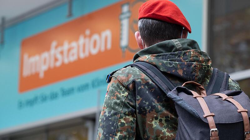 Wegen Befehlsverweigerung musste ein Offizier auf die Anklagebank. Er wollte sich nicht gegen Corona impfen lassen.