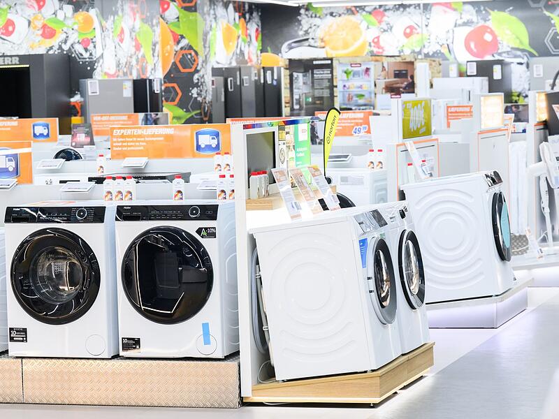 Waschmaschinen in einem Elektronikmarkt