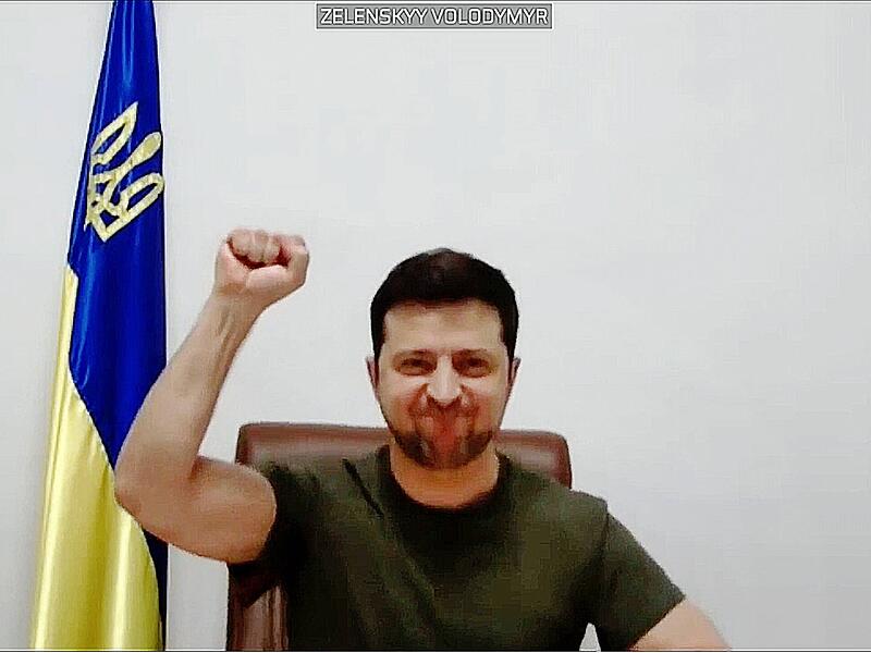 Das Standbild aus der Video-&Uuml;bertragung w&auml;hrend der Plenarsitzung des Europ&auml;ischen Parlaments &uuml;ber die Invasion in der Ukraine zeigt Wolodymyr Selenskyj, Pr&auml;sident der Ukraine, mit erhobener Faust.