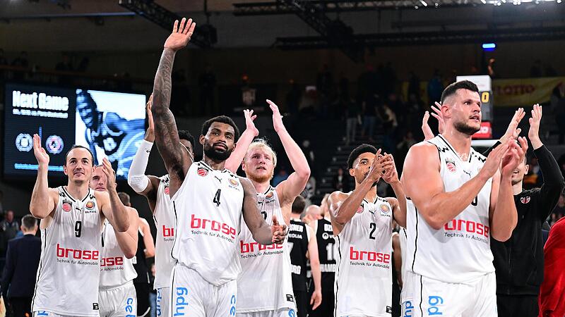 Der Knoten scheint geplatzt: Nach dem Sieg in Hamburg bedanken sich (von links) Karsten Tadda, Lukas Herzog, Adrian Nelson, Trey Woodbury, Zach Copeland und Filip Stanic bei den mitgereisten Bamberger Fans.