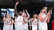 Der Knoten scheint geplatzt: Nach dem Sieg in Hamburg bedanken sich (von links) Karsten Tadda, Lukas Herzog, Adrian Nelson, Trey Woodbury, Zach Copeland und Filip Stanic bei den mitgereisten Bamberger Fans.