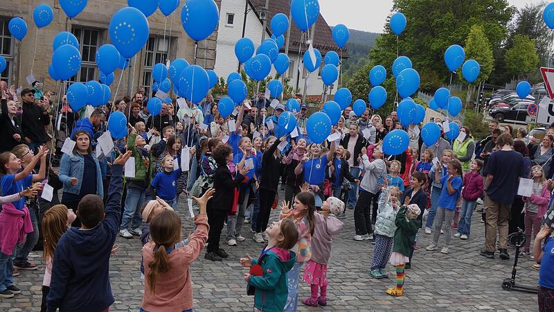 Eröffnung der Europatage auf dem Schlossplatz durch Bürgermeister Harald Hübner mit Luftballonstart der Schülerinnen und Schüler der Friedrich-von-Ellrodt-Schule Neudrossenfeld.