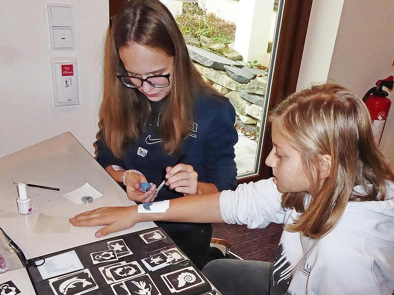 Farben spielten auch beim dekorativen Tattoo, das Ina auf dem Arm von Anne gestaltete, eine wichtige Rolle.