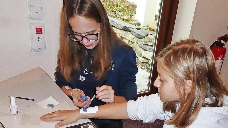 Farben spielten auch beim dekorativen Tattoo, das Ina auf dem Arm von Anne gestaltete, eine wichtige Rolle. Farben spielten auch beim dekorativen Tattoo, das Ina auf dem Arm von Anne gestaltete, eine wichtige Rolle.