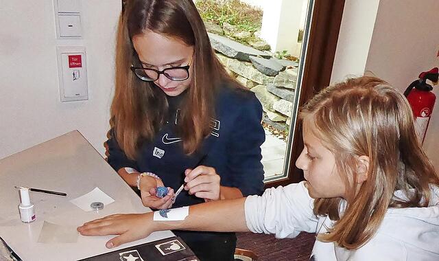 Farben spielten auch beim dekorativen Tattoo, das Ina auf dem Arm von Anne gestaltete, eine wichtige Rolle.